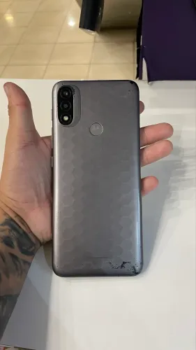 Celular moto E20