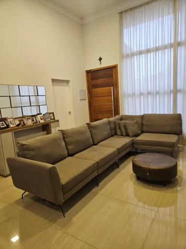 Vendo sofá com até 8 lugares.