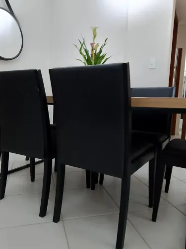 Vende-se seis(6) cadeiras em madeira com revestimento em courino, bem conservadas