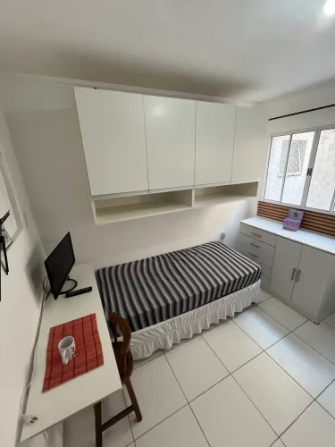 Alugo apartamento kitnet mobiliada do lado metrô. Local perto de tudo . Segurança total