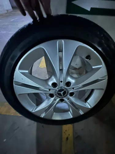 Roda Mercedes-Benz C180 W205 com pneu run-flat