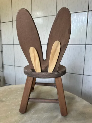 Cadeirinha com orelhas de coelho - Prop para cenário fotográfico