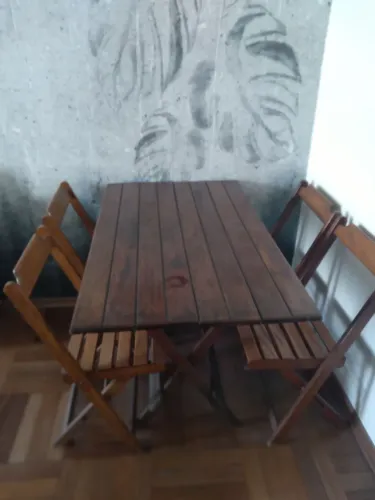 Vendo mesa com 4 cadeiras em perfeito estado, sem avarias. Motivos de mudança. R$ 400