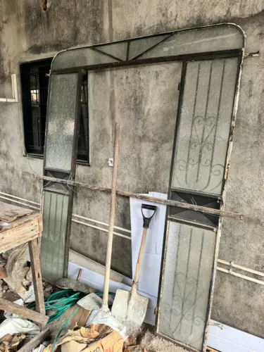 Kit Reforma: Portal + Porta de Ferro + 3 Janelas com Vidro (Preço de Desapego)