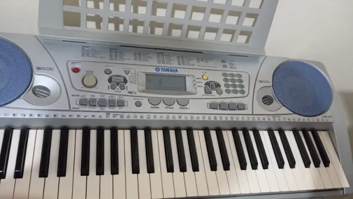 Teclado Yamaha PSR-275 cinza