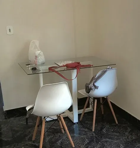 Mesa de tampo de vidro e duas cadeiras modernas