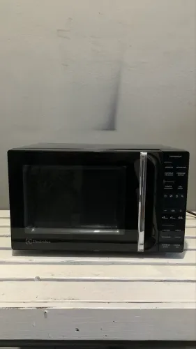 Micro-ondas Electrolux 23L Preto ME23P (127V) - Ótimo Estado