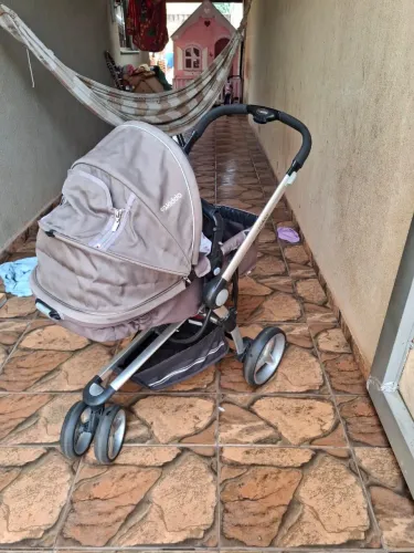 Carrinho de bebê junto com bebê conforto