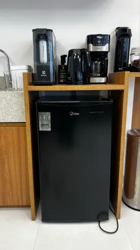 Frigobar 93 Litros Black Edition Inverter Bivolt Midea