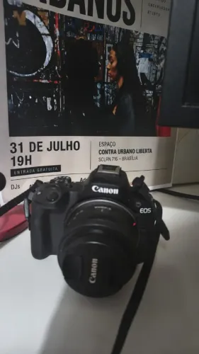 Canon sem uso- Câmera mirrorless EOS R50 gravação de vídeo em 4K e lente RF-S 18-45mm f/4.