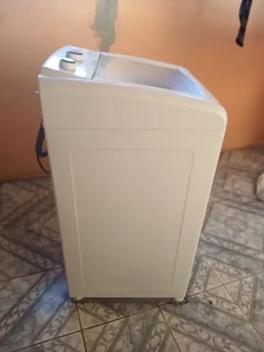 Vendo 1 máquina de lavar.se 9 kg estado perfeito dois ano de uso. 