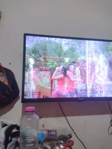 Vendo essa tv ela não e smartv, mas tem o aparelho que pega tudo nela,