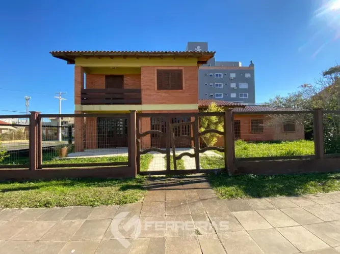 Locação Anual de Imóvel Comercial: Espaço Versátil no Centro de Tramandaí para Múltiplos S