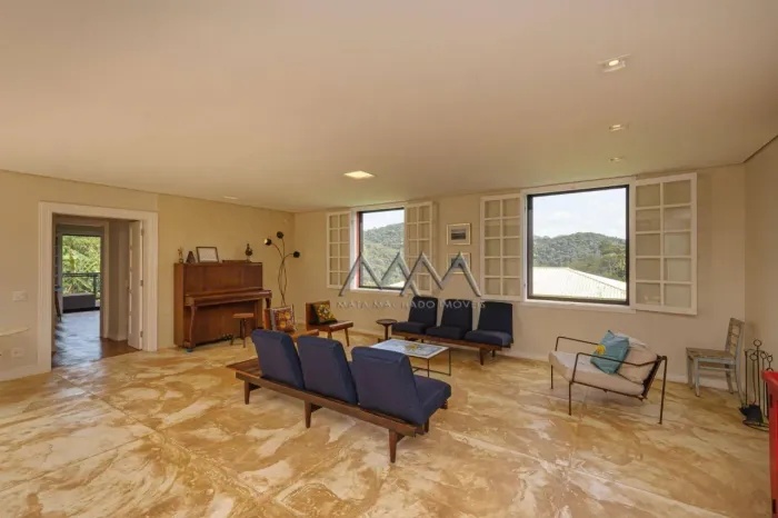 Casa á Venda no Condomínio Ouro Velho Mansões com 3 Suítes - 336m².