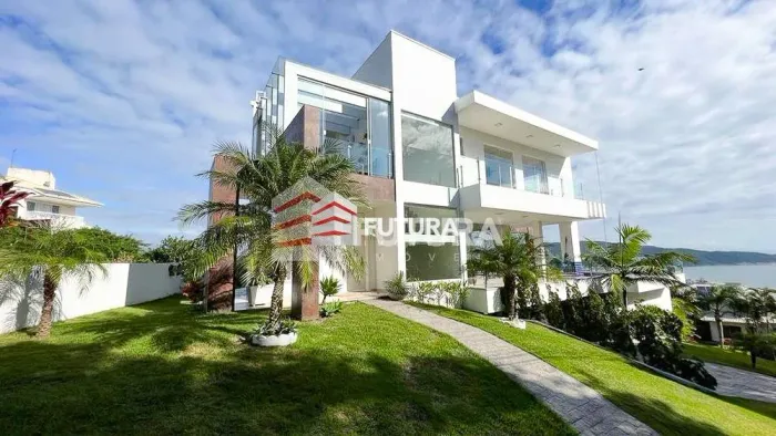 Casa Alto Padrão no Centro de Bombinhas | 4 Suítes e Piscina