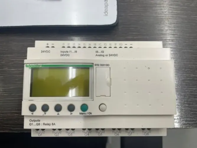 Relé Programável Schneider Zelio Logic SR2 B201BD 24VDC - 20 E/S, Display LCD