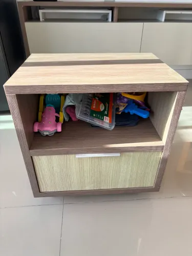 Mesa de Apoio / Criado-Mudo com Gaveta e Rodízios - MDF Amadeirado