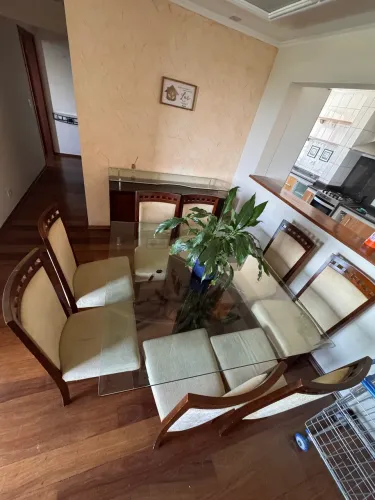 Sala de jantar completa: mesa com 8 cadeiras, buffet aparador, bar e cristaleira