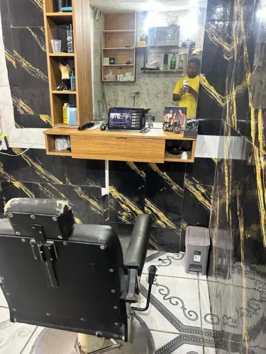Cadeira , bancada e espelho de barbearia