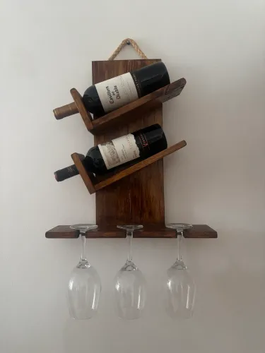 Suporte suspenso rústico para vinho
