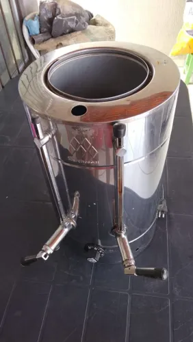 Cafeteira com defeito, esta furada 