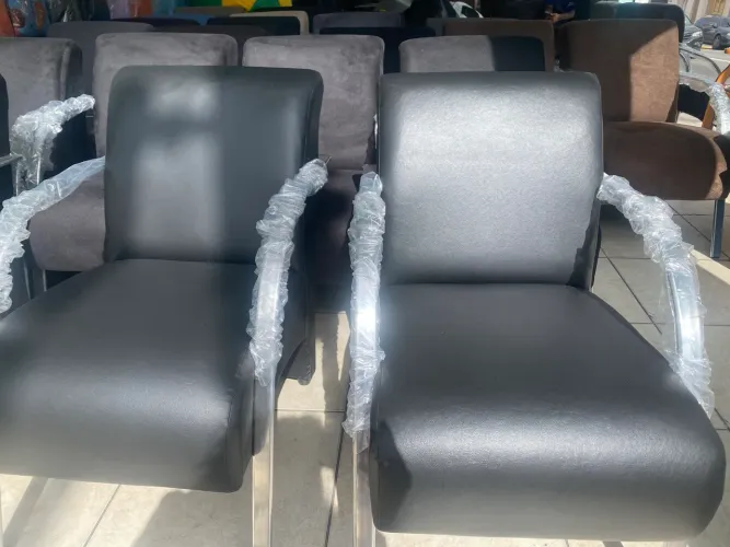 Poltronas em corino  braço em estilo alumínio