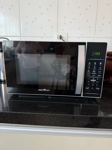 Micro-ondas Britânia 33L 220W Pintura Limpa Fácil BMO38 usado
