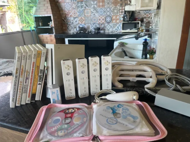 Nintendo Wii completo + 4 controles + acessórios + 10 jogos mídia fisica