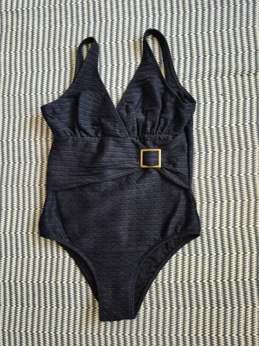 Maiô preto, modelagem discreta e elegante