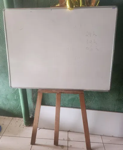 Quadro branco com suporte 120 x 90 usado
