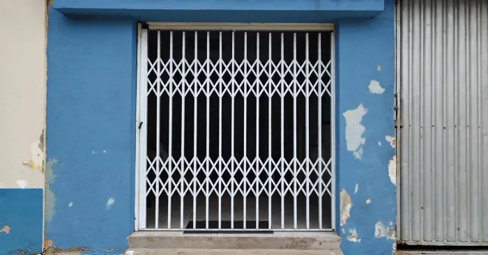 vendo porta pontografica em alumínio para vitrine salas como queira usada mas tá como nova