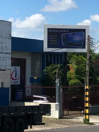 Painel de Led P10 4x2 - externo completo com poste e estrutura