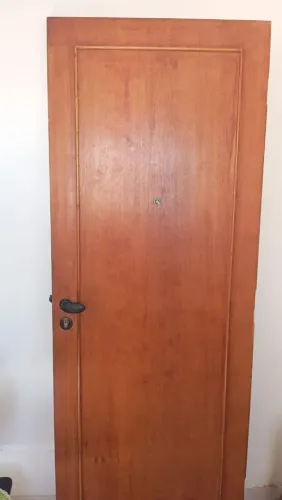 Vendo porta maciça , com fechadura 3 chaves e olho mágico 80x210