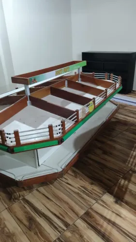 Vendo bancadas e caixa para frutaria