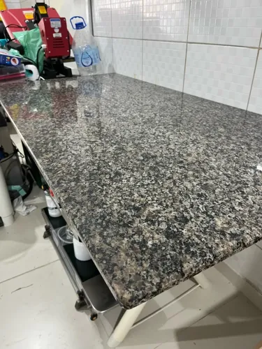 Mesa/Bancada de Granito 1,50 x 0,75 m com Base de Ferro - Excelente Estado