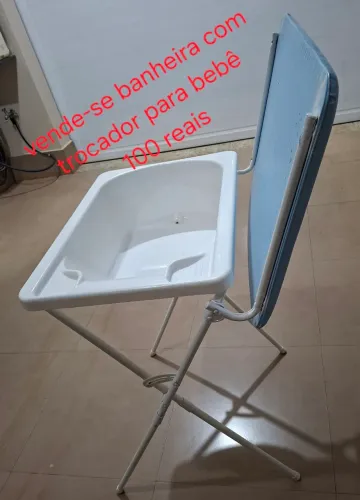 Vende-se banheira de bebê com um trocador.