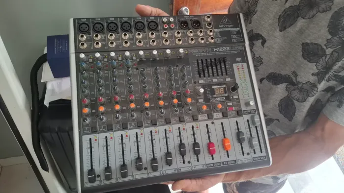 MESA BEHRINGER XENYX 8 CANAIS