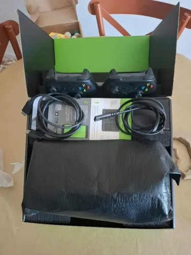 Xbox Series X 1TB + Dois controles