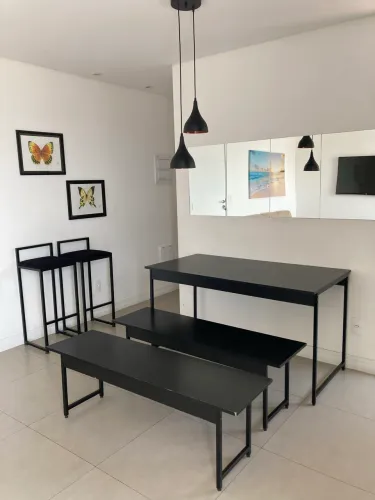 Mesa com 2 bancos