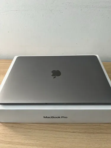 MacBook Pro seminovo.