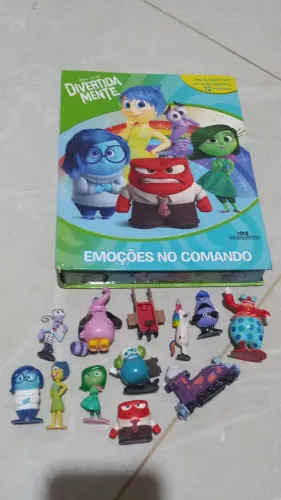 Livro com miniaturas do filme divertida mente