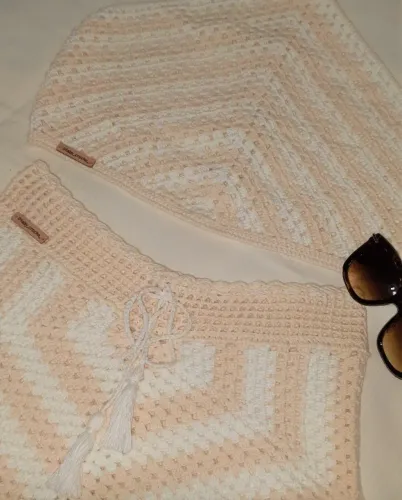 Conjunto Blogueirinha Shorts e Frente Única em Crochê