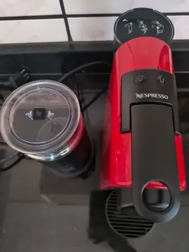 Máquina de Café NESPRESSO Essenza Mini Vermelha 127V completa com espumador aeroccino