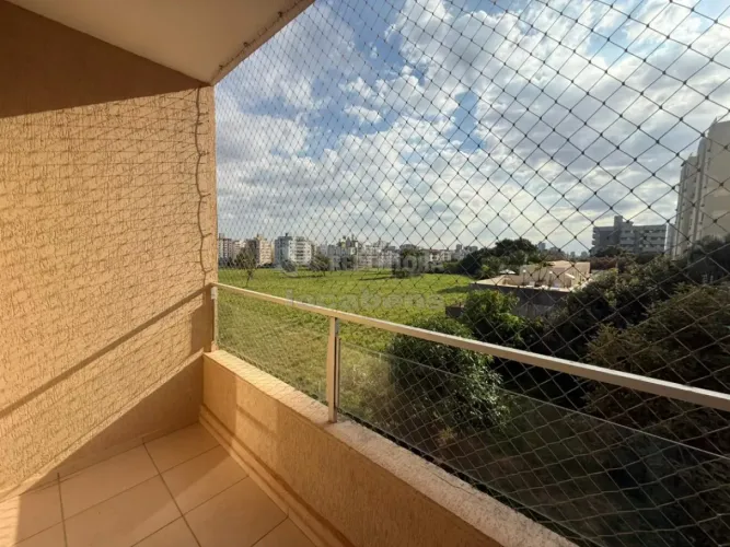 Apartamento em condomínio com 2 dormitórios e 1 vaga de garagem.