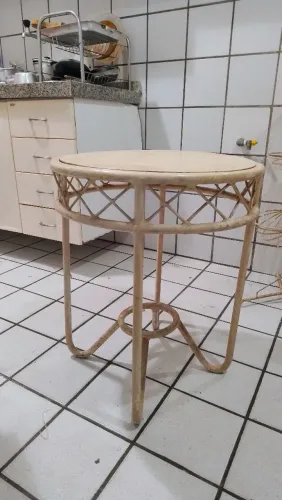 Mesa para jardim, varanda, canto de sala. Em metal em ótimo estado, sem ferrugem.
