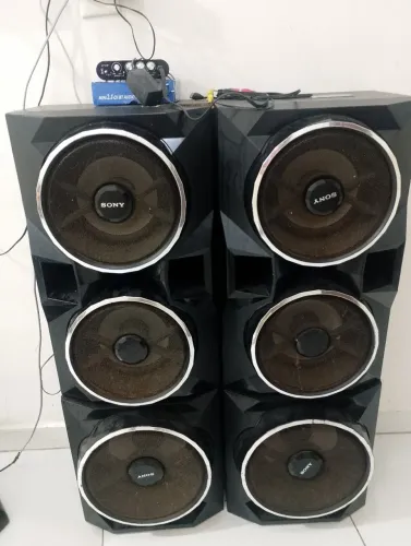 Som sem o Bluetooth apenas com o cabo pluck e plug ligar no celular bota para funcionar 