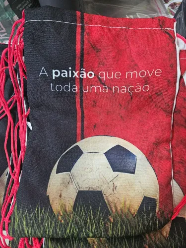 Sacolinha (tipo mochilinha) Futebol vermelho e preto