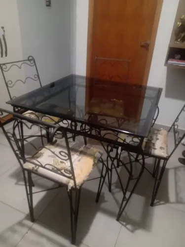 Mesa 4 cadeiras antiga tudo de ferro