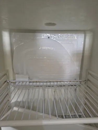 Vendo geladeira pra desocupar espaço (LEIA A DESCRIÇÃO)