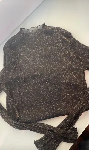 Blusa de tule com glitter 